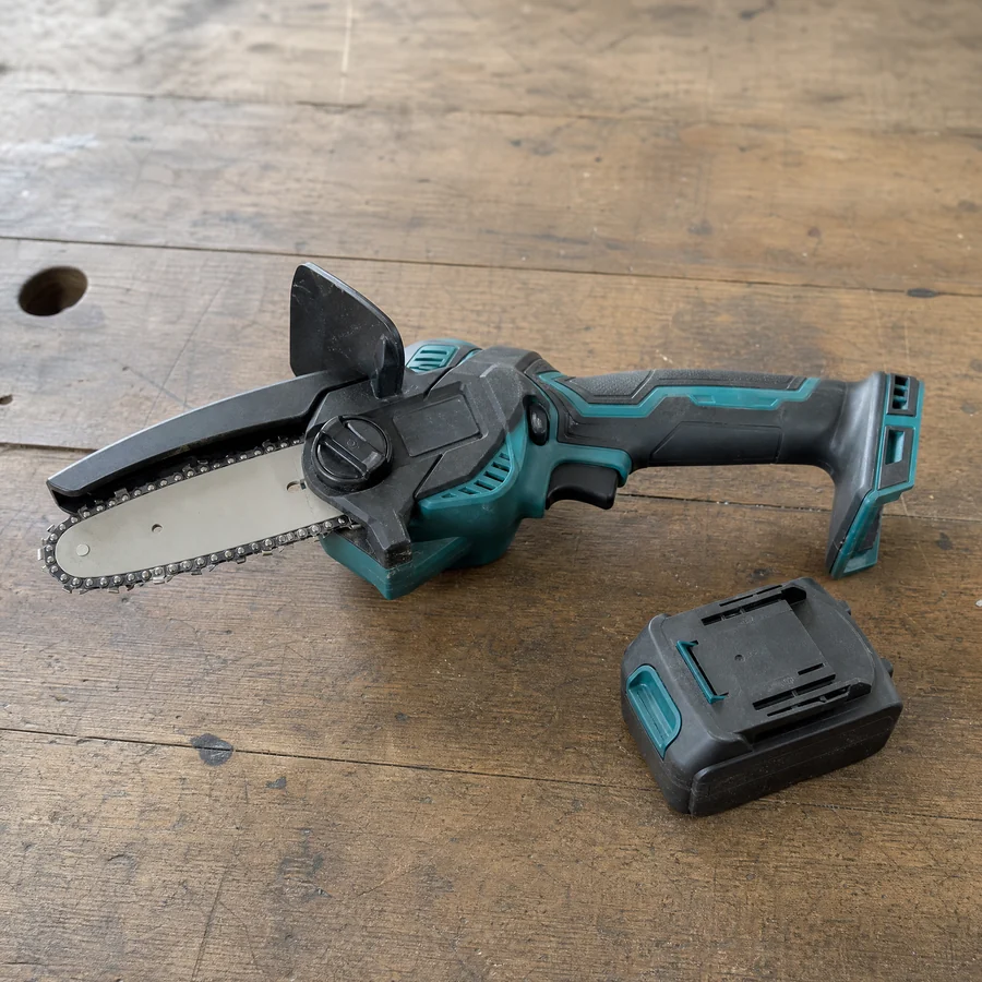 Cordless pruning saw